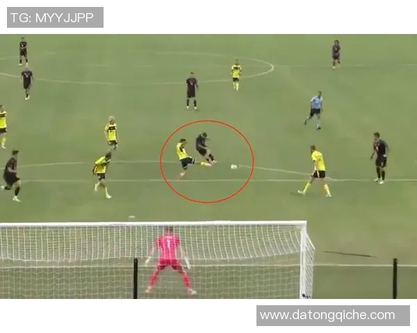 足球球星抵达现场优雅下车瞬间引发球迷热烈欢呼 足球球星抵达现场优雅下车瞬间引发球迷热烈欢呼